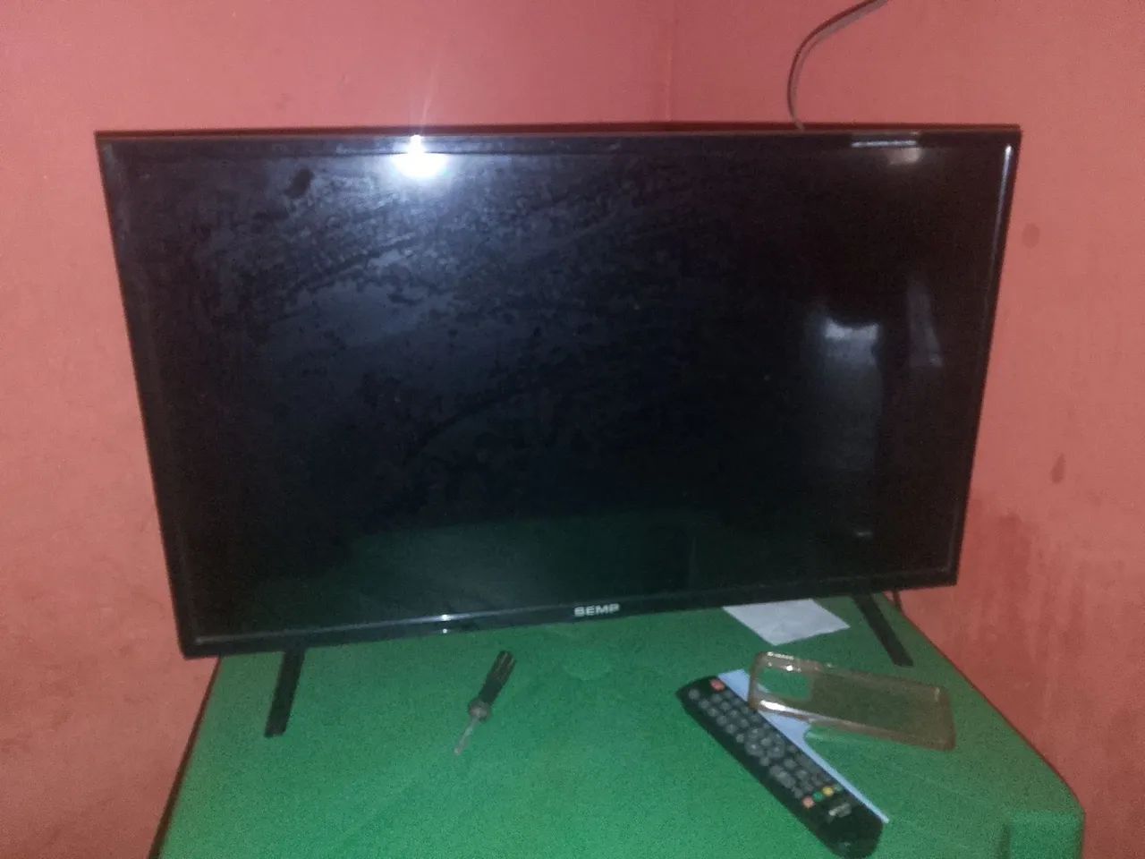Vendo uma tv 32 polegadas Marca Semp pega perfeitamente e não e smart