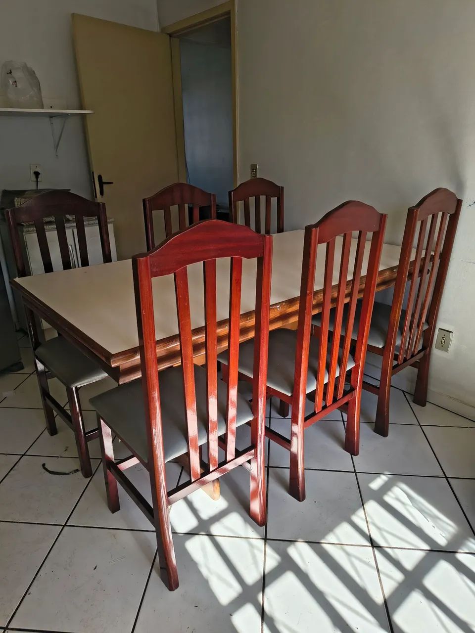 Vendo mesa e cadeiras.
