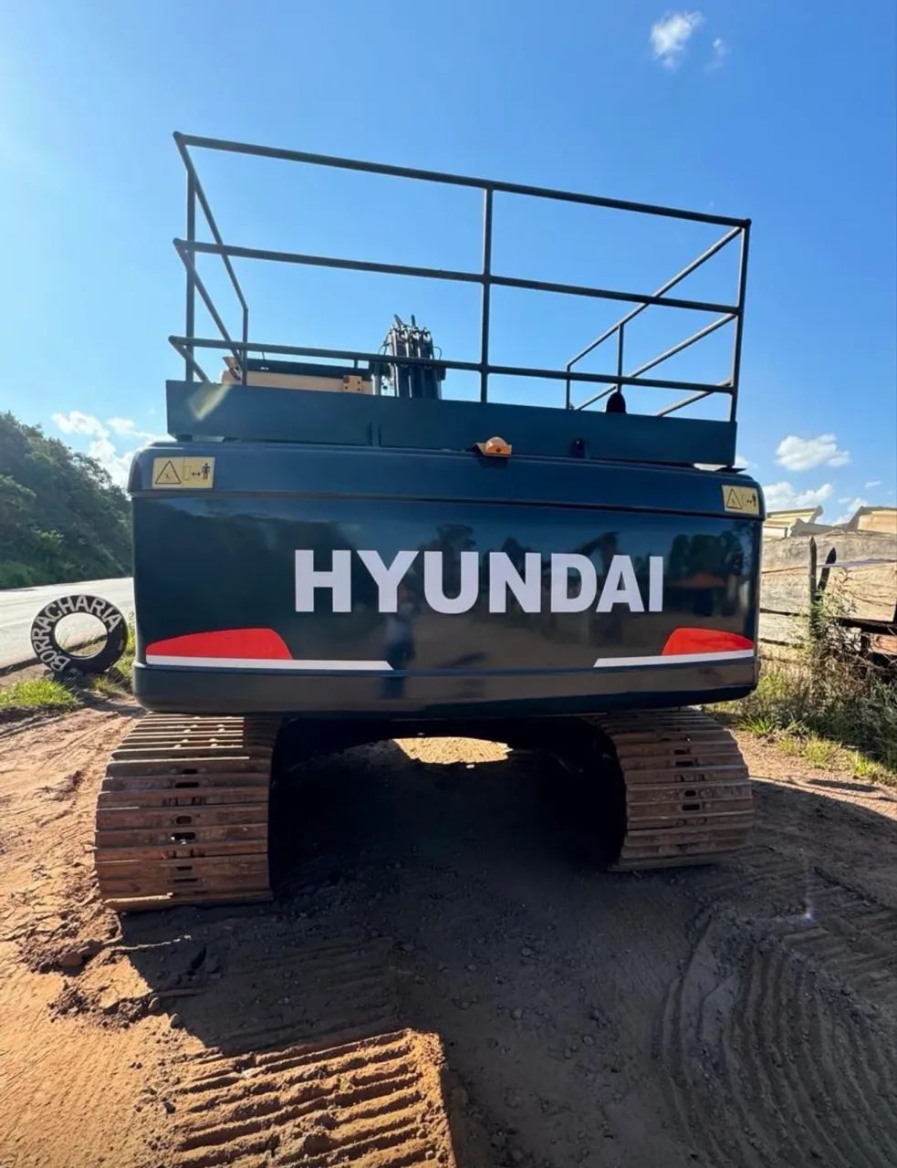 Escavadeira Hyundai 220 ano 2023 com 625 horas, único dono, em MG