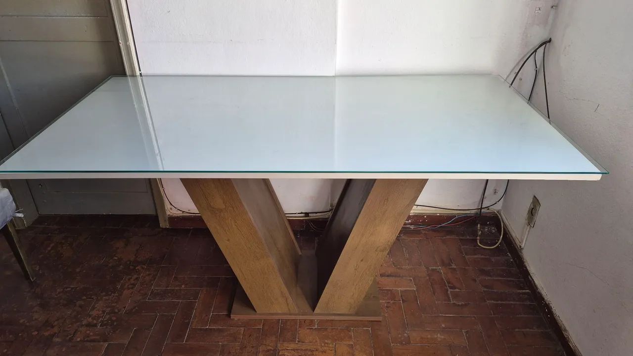 Mesa de jantar com tampo de vidro e base de madeira - Foto 2