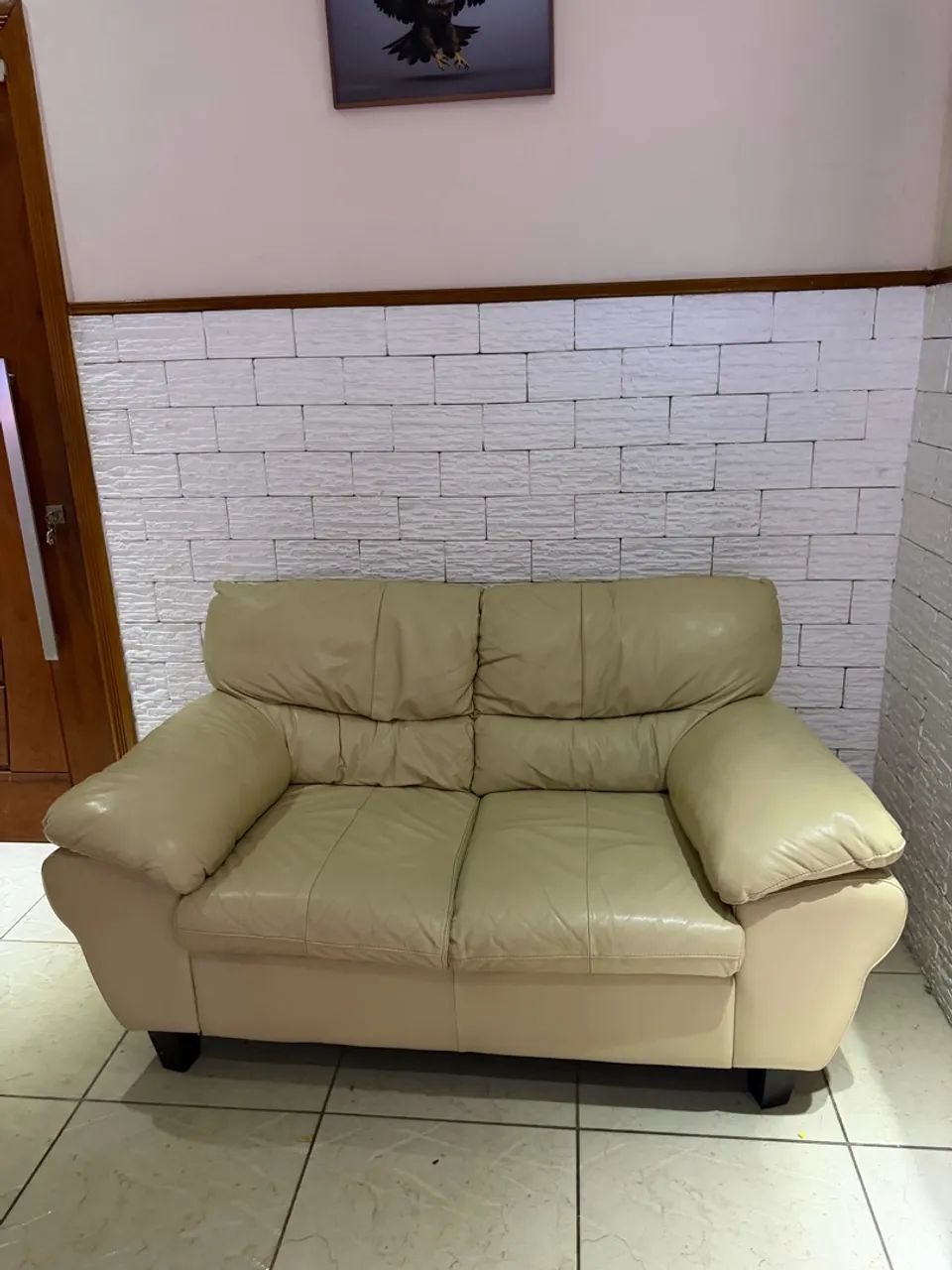 Vendo sofá MUITO NOVO COURO LEGÍTIMO  - Foto 2