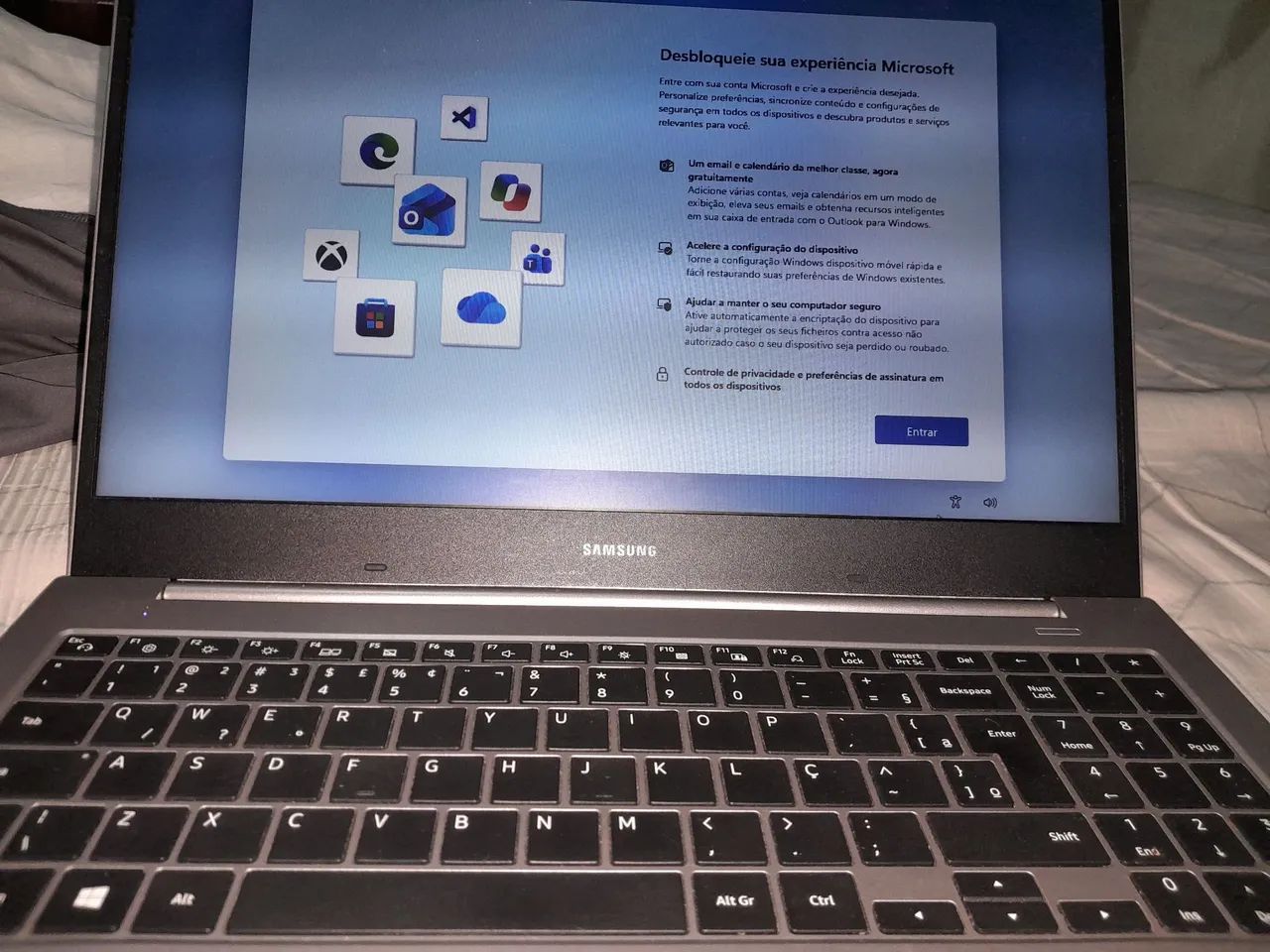 Vende-se notebook, em bom estado de conservação e pouco usado 