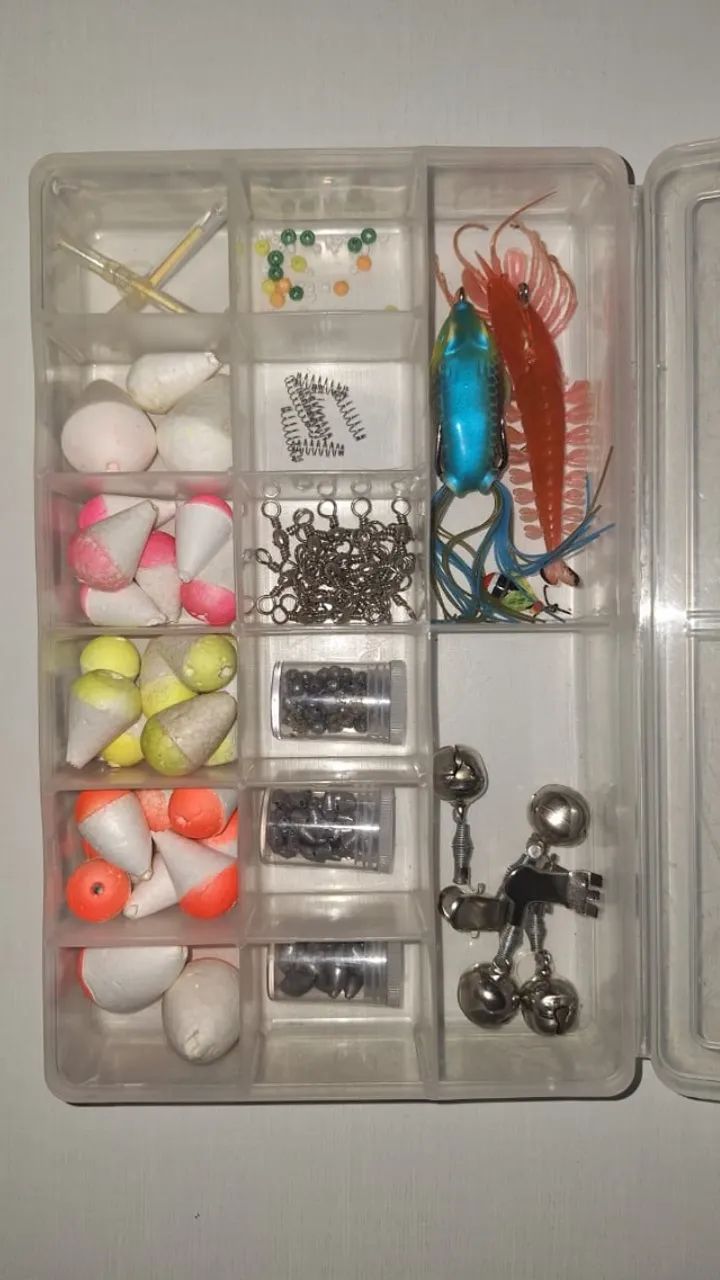 Kit Pesca: Chumbadas, Boias, Molinhas e 3 Iscas Artificiais + Estojo