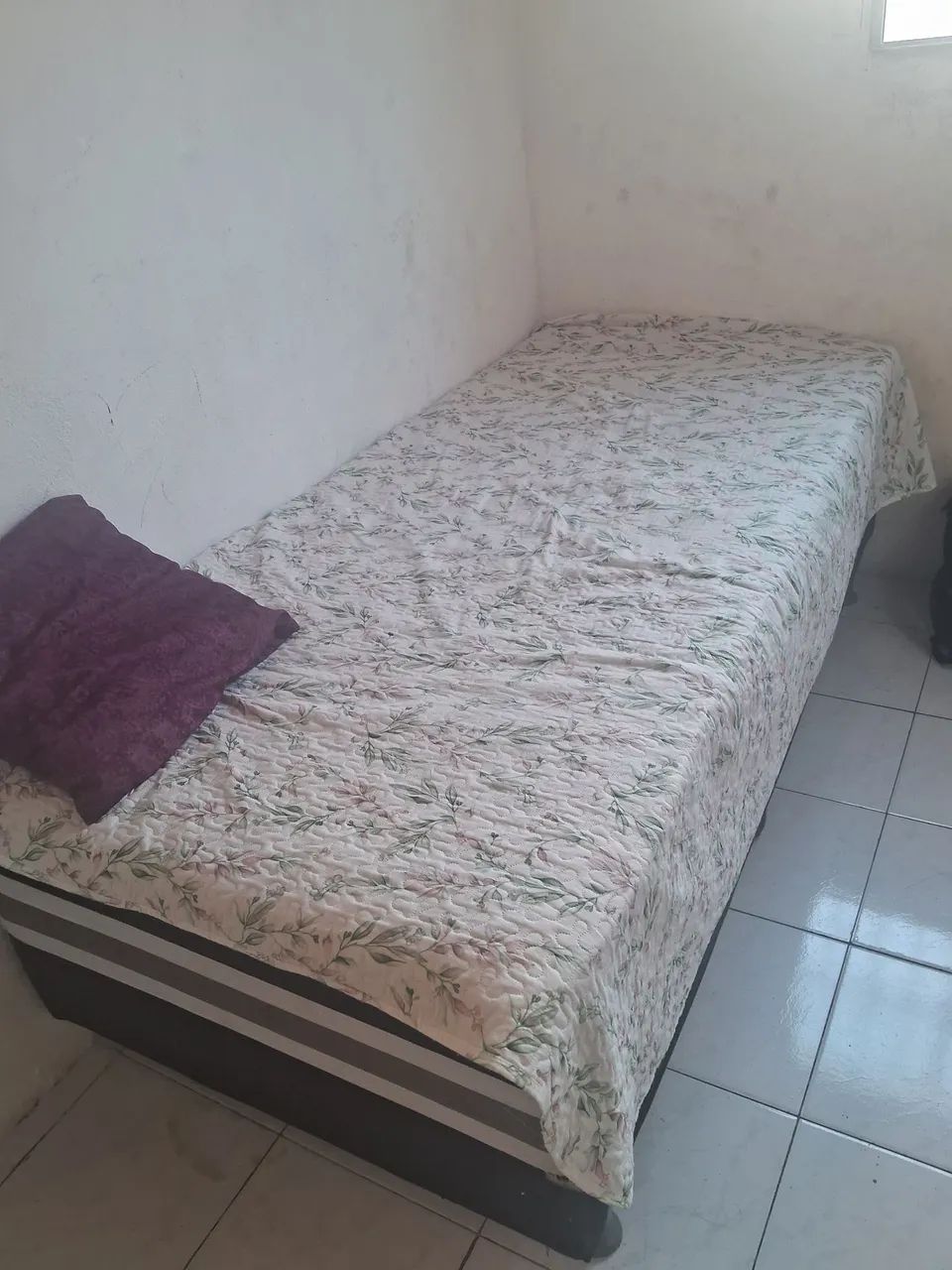 Cama box de solteiro. Usado porém confortável. Possui marcas de uso e leves avarias.