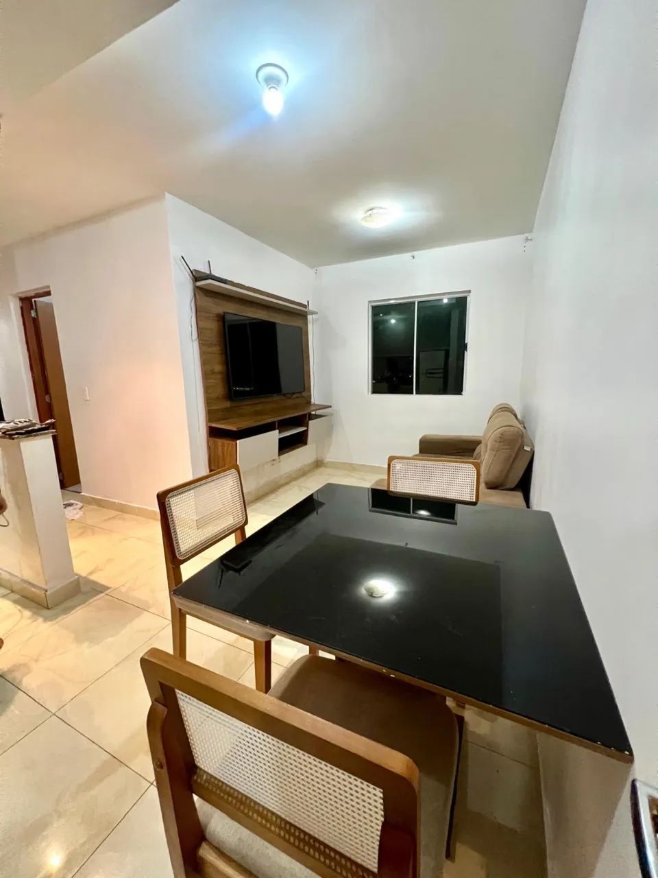MESA DE JANTAR COM TAMPO DE VIDRO - R$ 300,00 - Foto 2