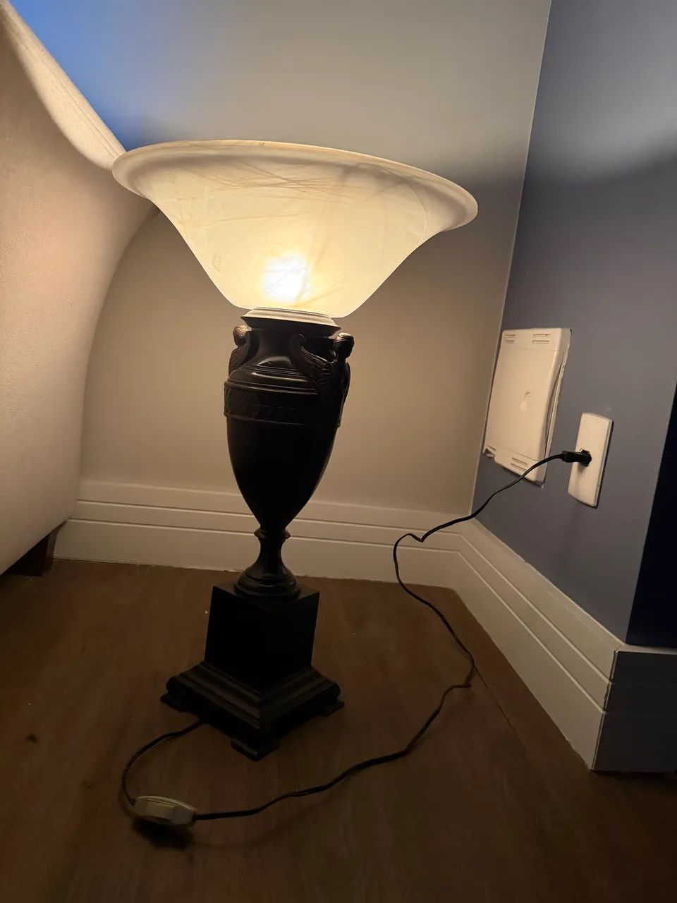 Abajur Clássico com Base Decorativa e Cúpula de Vidro - Foto 3