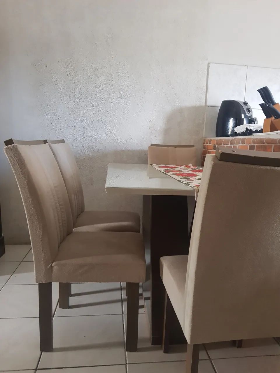 Mesa de jantar de  4 lugares com cadeiras acolchoadas - Foto 2
