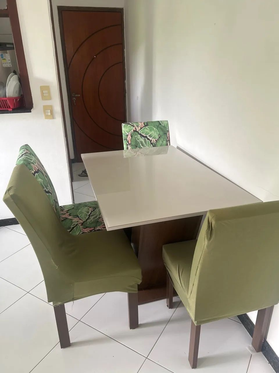 Mesa 4 cadeiras perfeito estado 