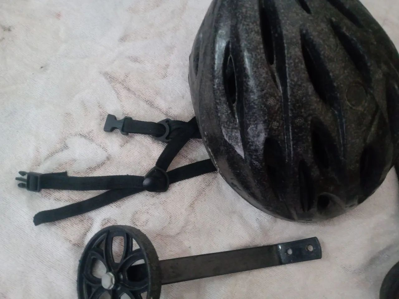 Capacete com regulagem e Rodinhas de Bicicleta - Foto 2