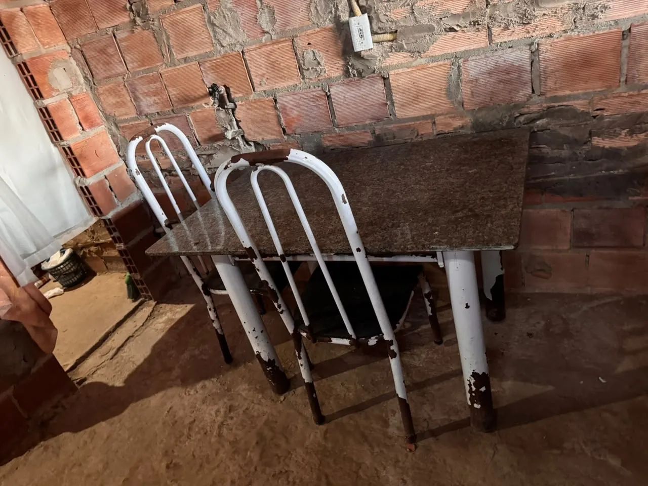 Mesa de mármore apenas com 2 cadeiras - Foto 2
