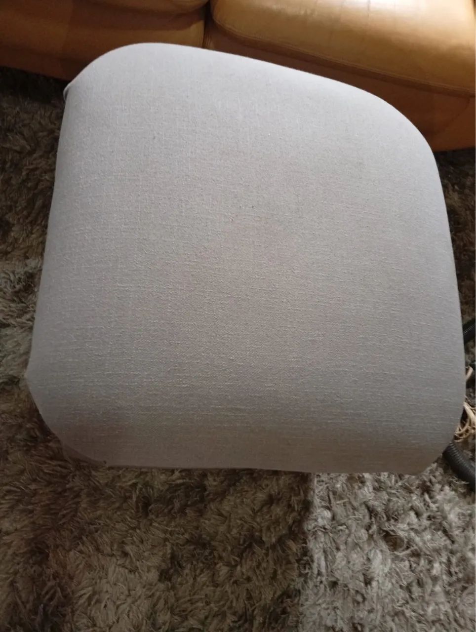 Puff decorativo super acochoado tamanho 50x 50  tecido cinza em ótimo estado  - Foto 5