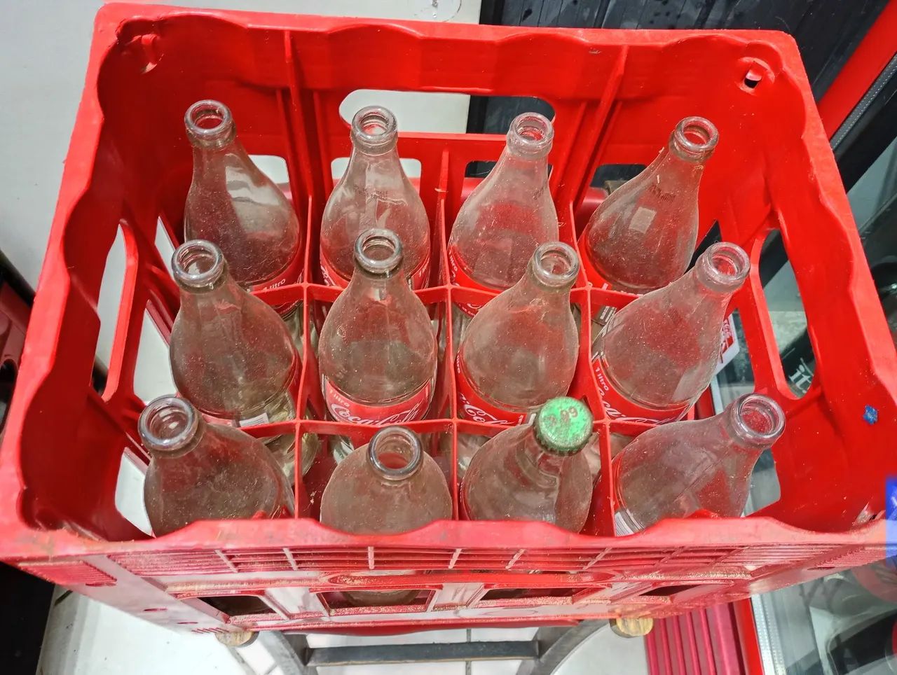 Caixa com vasilhame Coca Cola 1 litro - Foto 2
