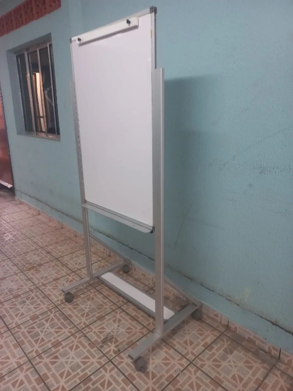 Cavalete Flip Chart Magnético em Alumínio com Rodas Branco - Foto 3