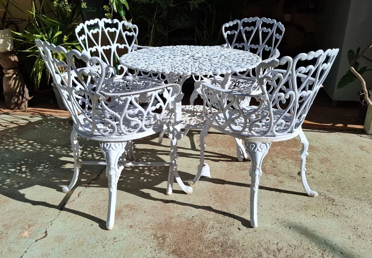 Mesa e cadeiras de alumínio 