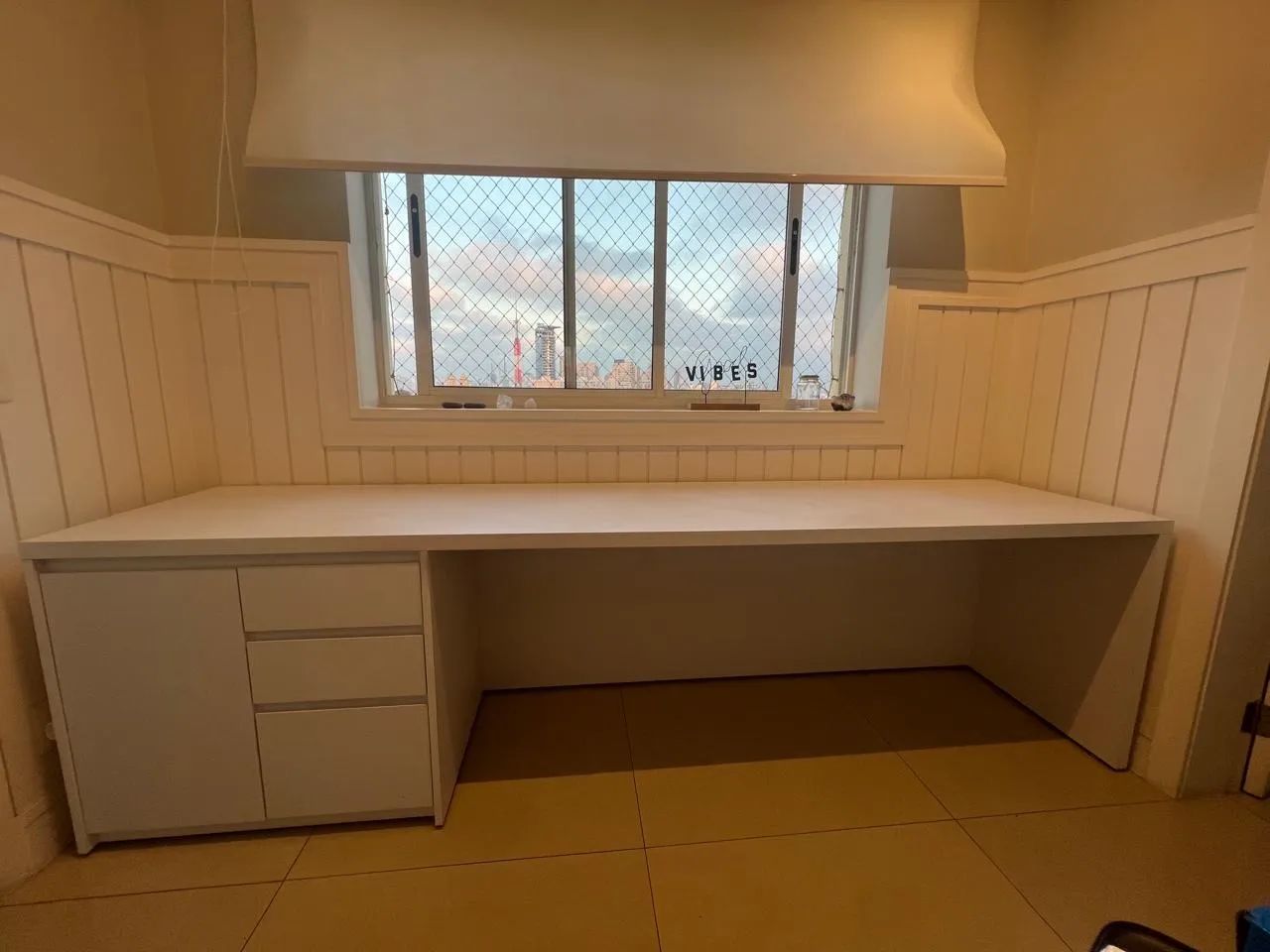 Escritório branco com gaveteiro 