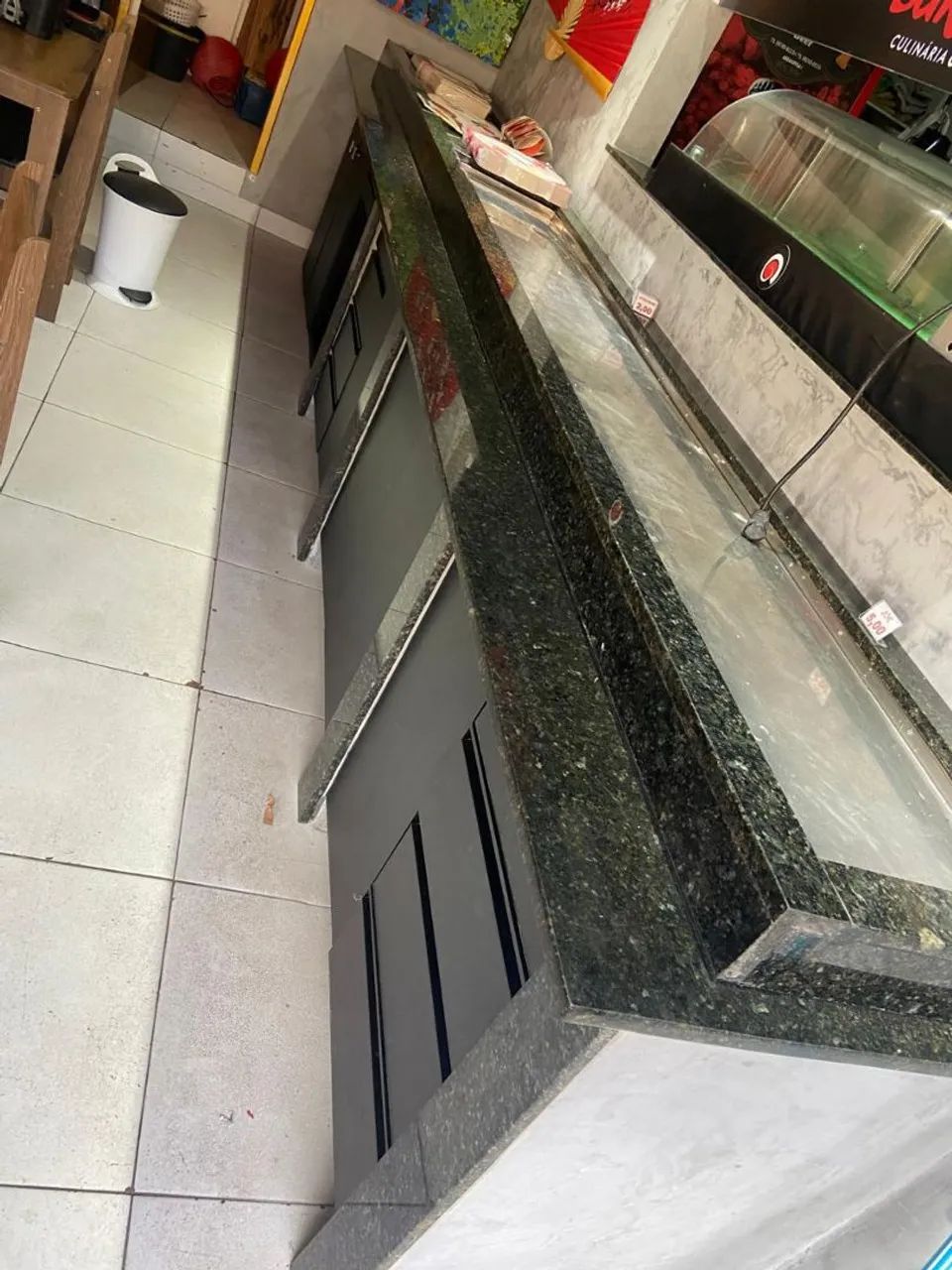 Balcão refrigerado e quente com armário 