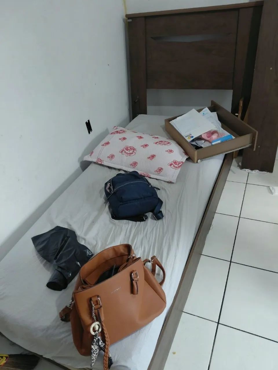 Parte debaixo de cama com rodinha e colchão.
