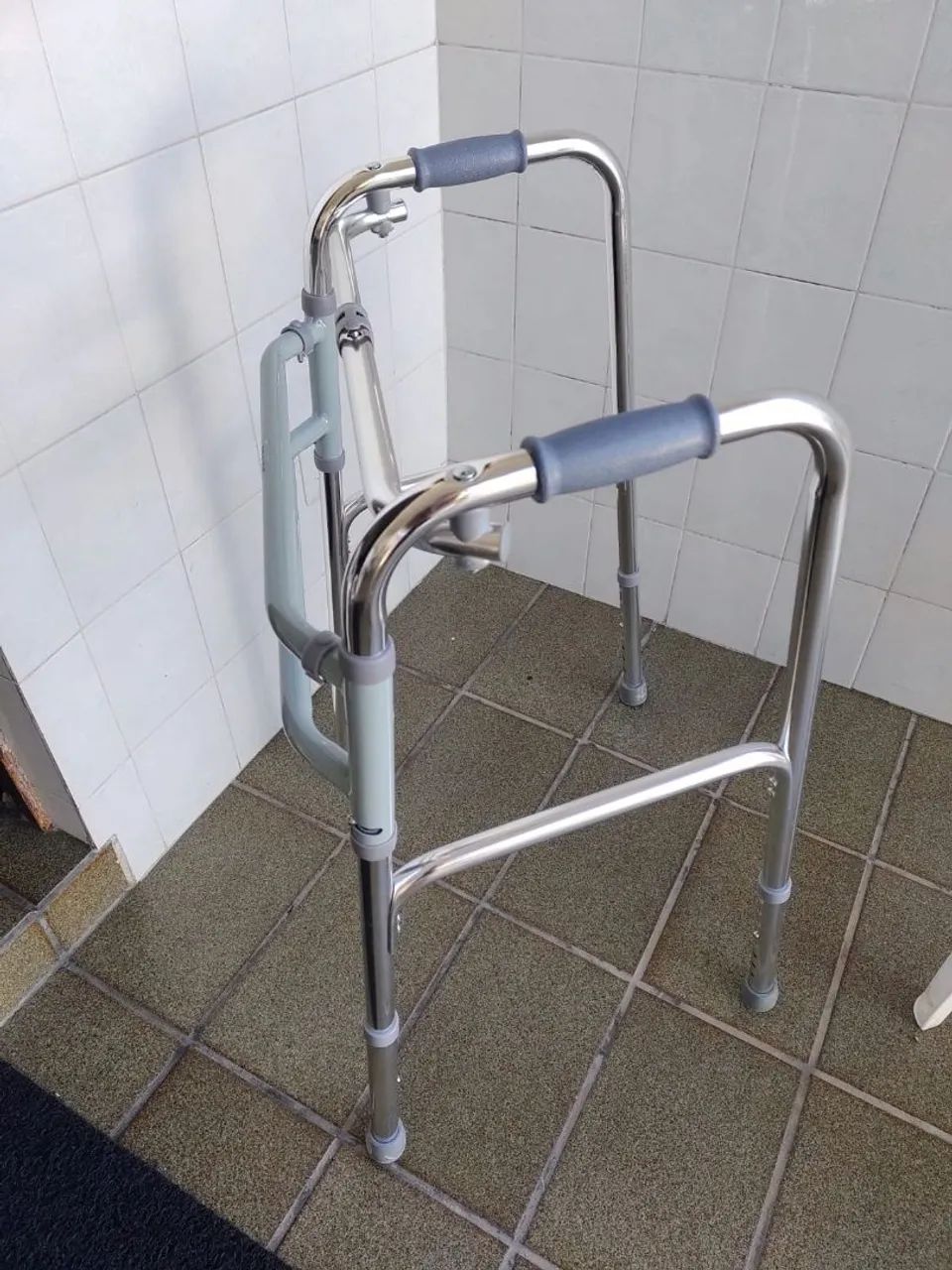 Cadeira de banho e andador. - Foto 4
