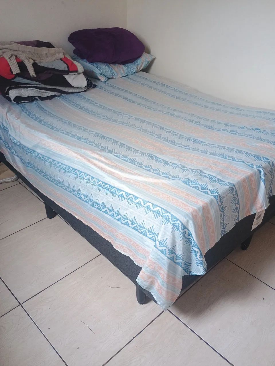 Cama casal com base e colchão 