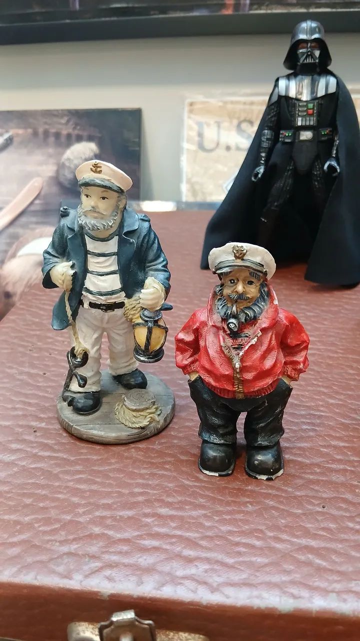 Estátuas de marinheiro e capitão