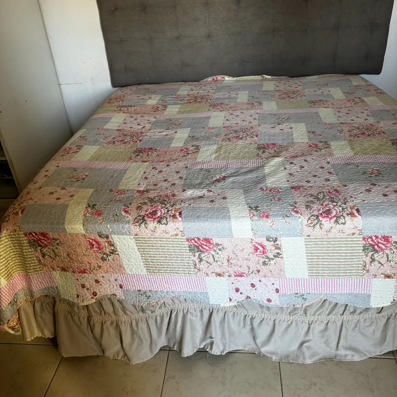 Vende-se Cama Super King  medindo 2x2m.no valor de R$2.000,00.Por motivo de mudança  