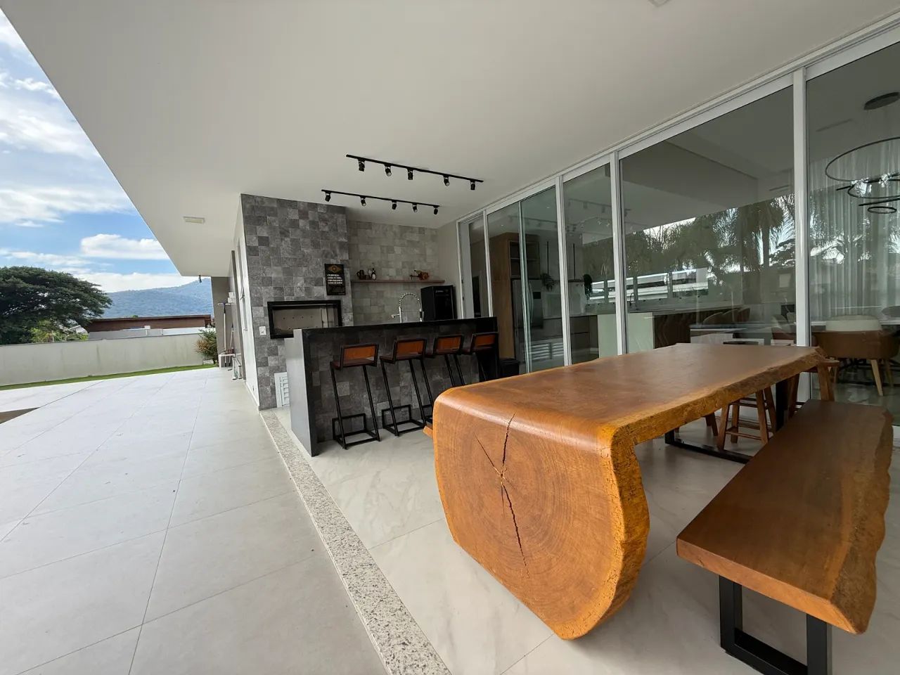 Casa de alto padrão com arquitetura sofisticada - Foto 5