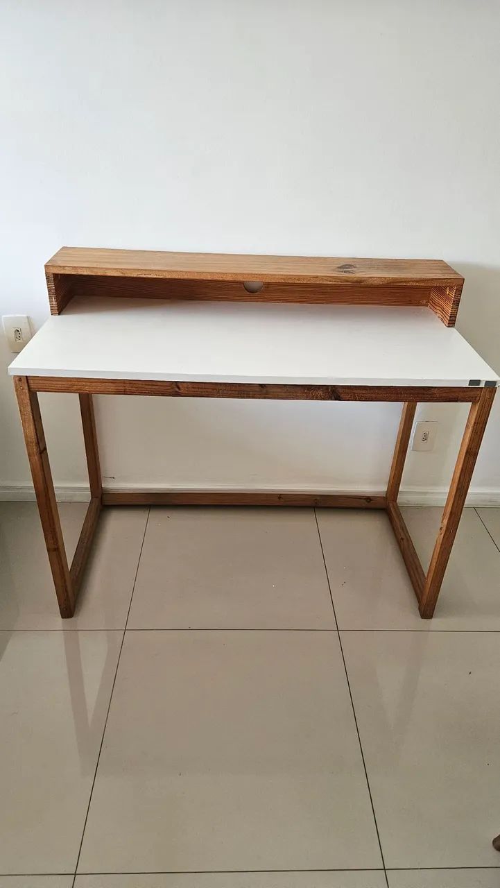 Mesa artesanal em madeira maçica com prateleira  - Foto 3