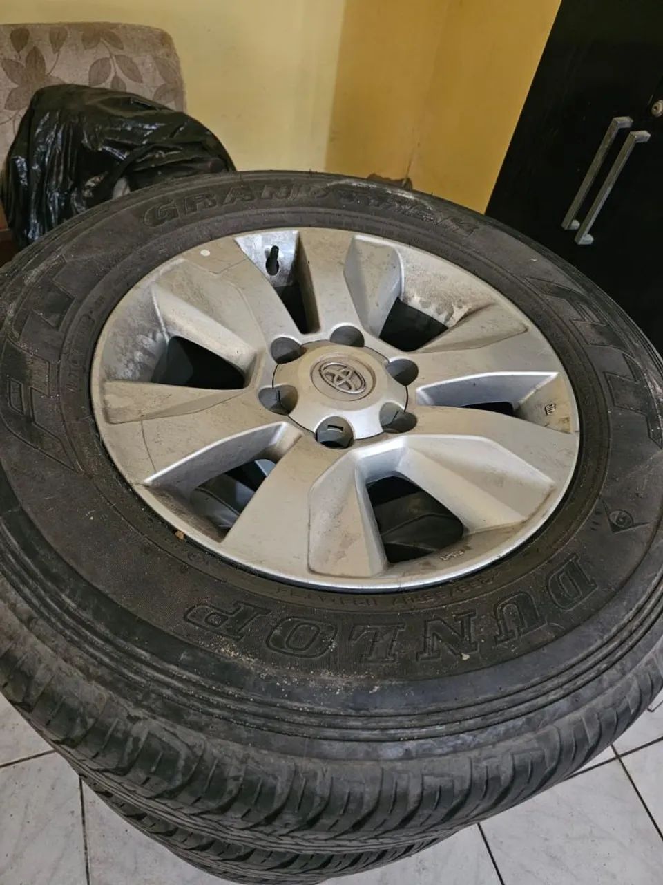 Rodas 17 Hilux Originais Pneus bons - Foto 4