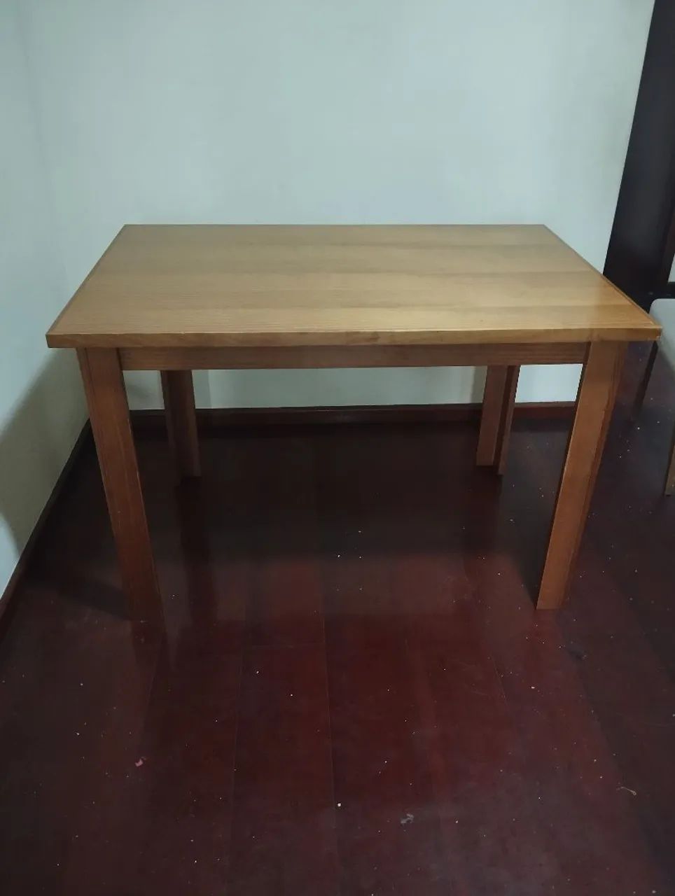 Mesa de madeira maciça com 4 cadeiras, cor amêndoa 