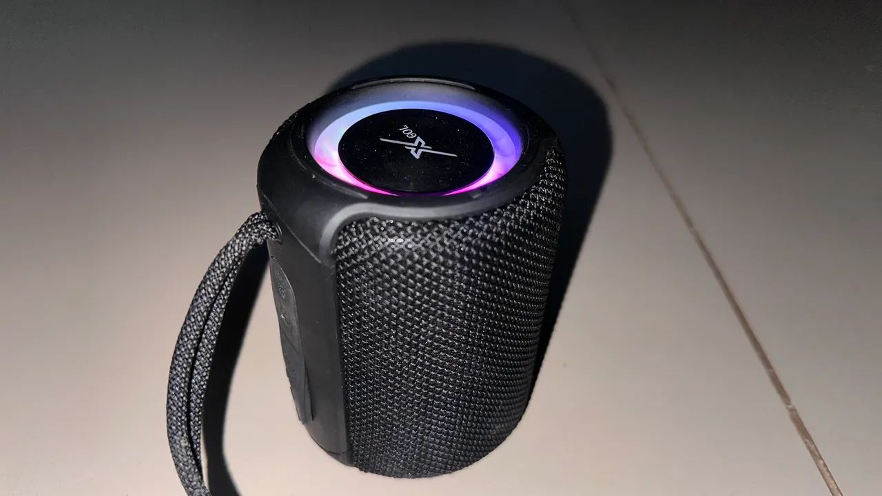 Caixa de som portátil com Bluetooth Kapbom, modelo KA-8778, resistente à água e com led