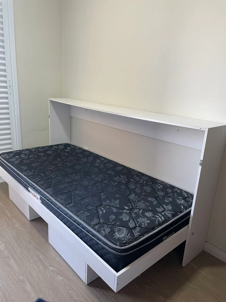 Cama de solteiro retrátil 