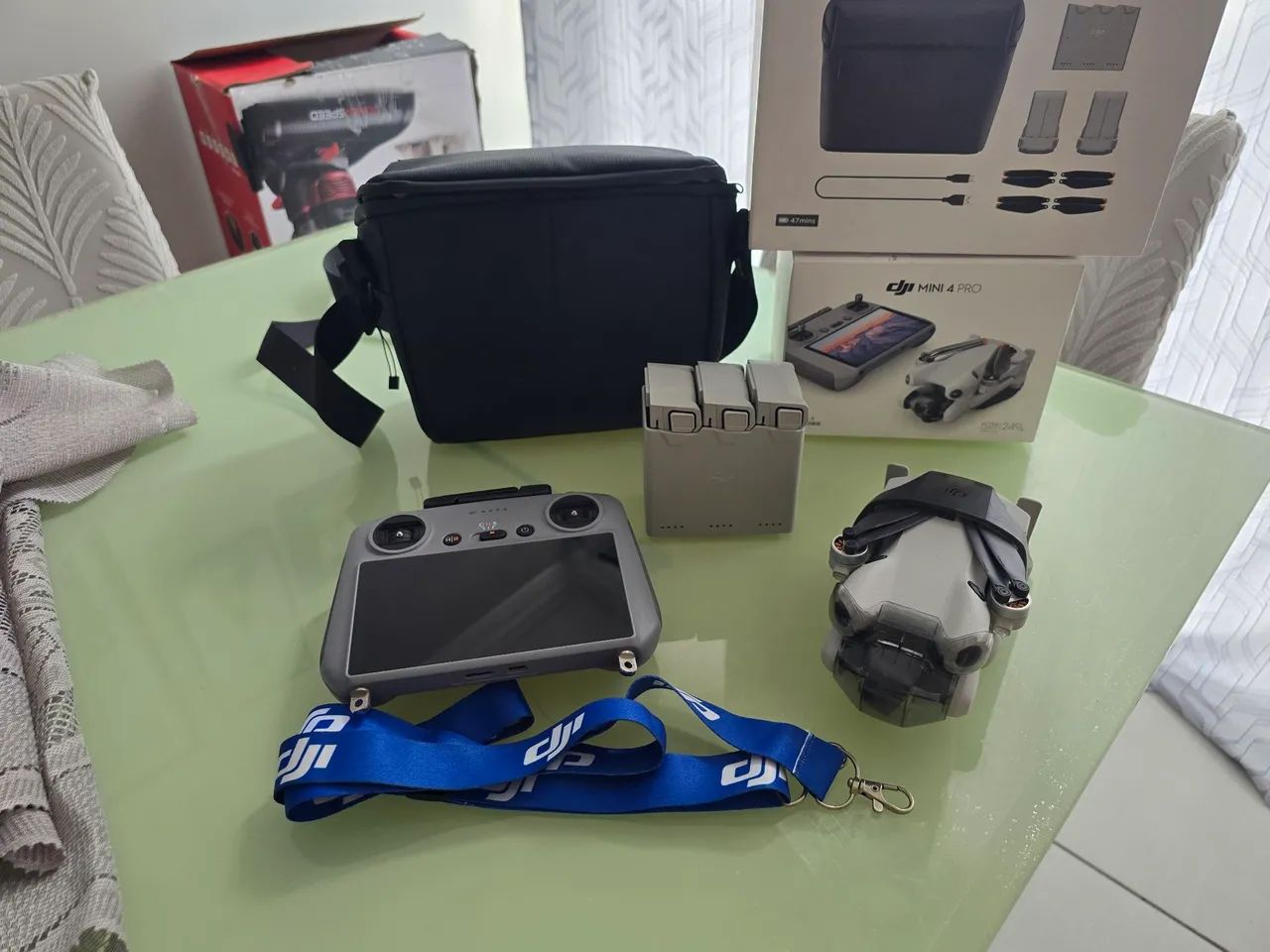 Drone DJI Mini 4 pro - RC2 com tela - Combo Fly more com 2 baterias extras