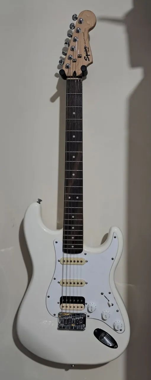 Guitarra Squier Bullet Branca Stratocaster HSS Blindada