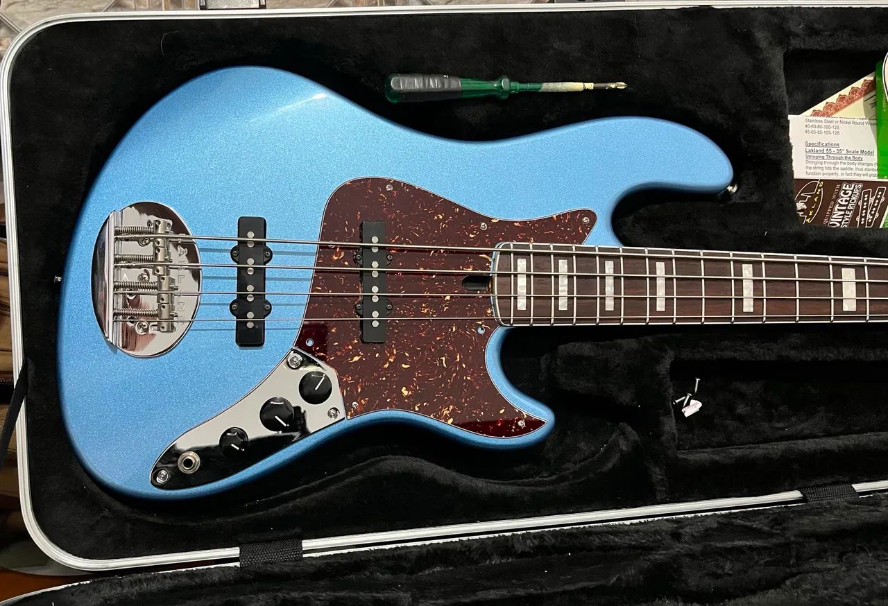 Lakland DJ4 2015 em estado de novo. Com case SKB - Instrumentos