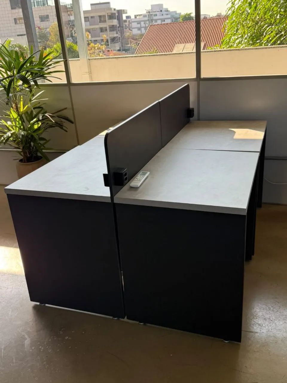 Ilha com 4 mesas escritório MDF cinza - Foto 2