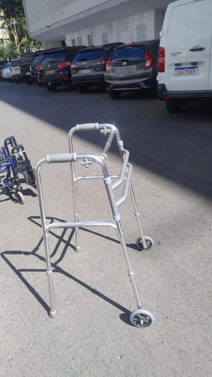 Andador ortopédico articulado com rodas