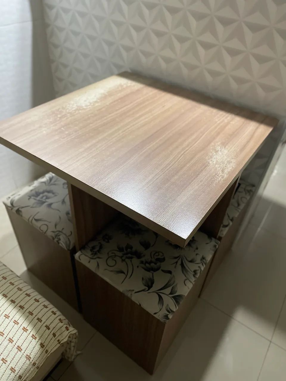 Conjunto de Mesa e 4 Banquetas - Foto 3