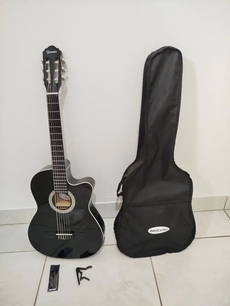 Violão Gianini. 