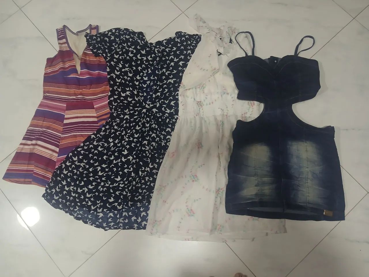 Lote com 26 vestidos e macaquinhos  - Foto 2