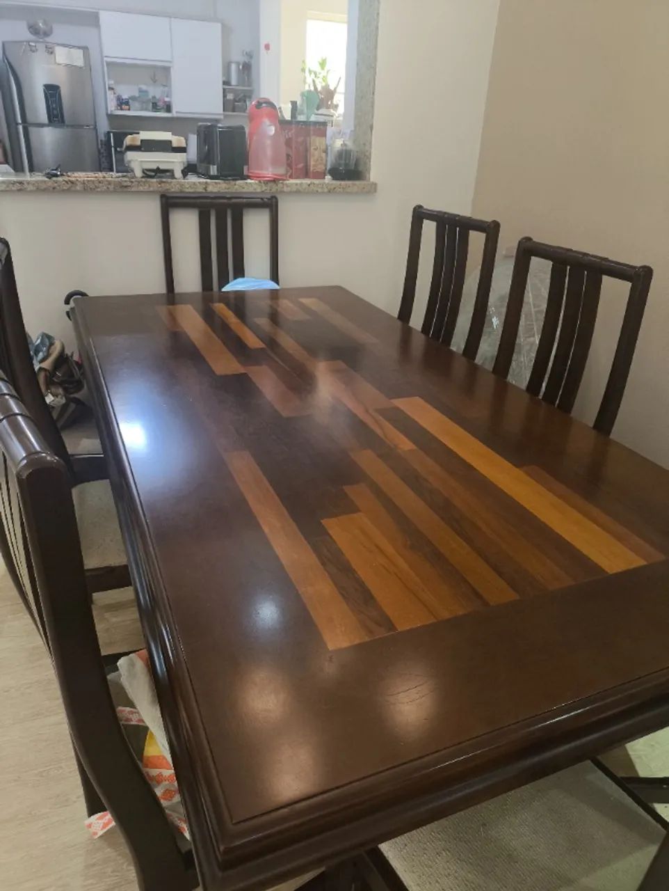 Mesa de jantar madeira mogno e 08 cadeiras