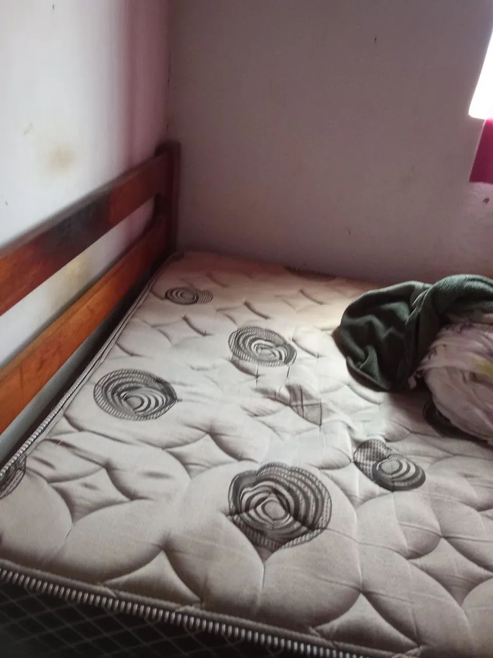 Eu tou vendendo está cama com colchão  - Foto 2