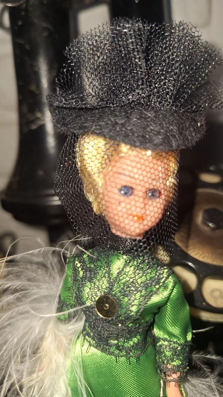 Boneca trajes típicos de Paris 1940 com 15cm - Foto 3