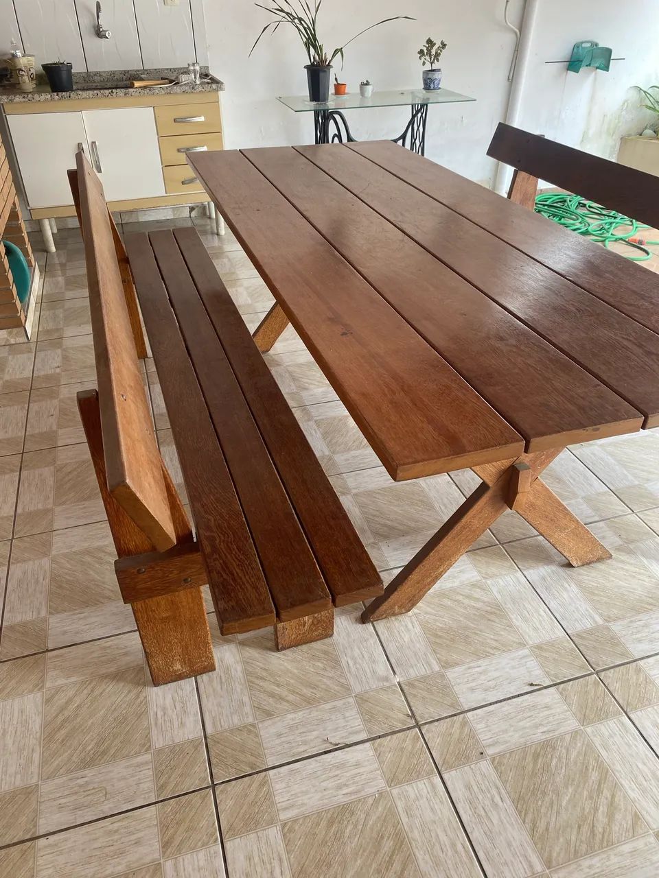 Jogo de mesa em madeira com 2 bancos com encosto