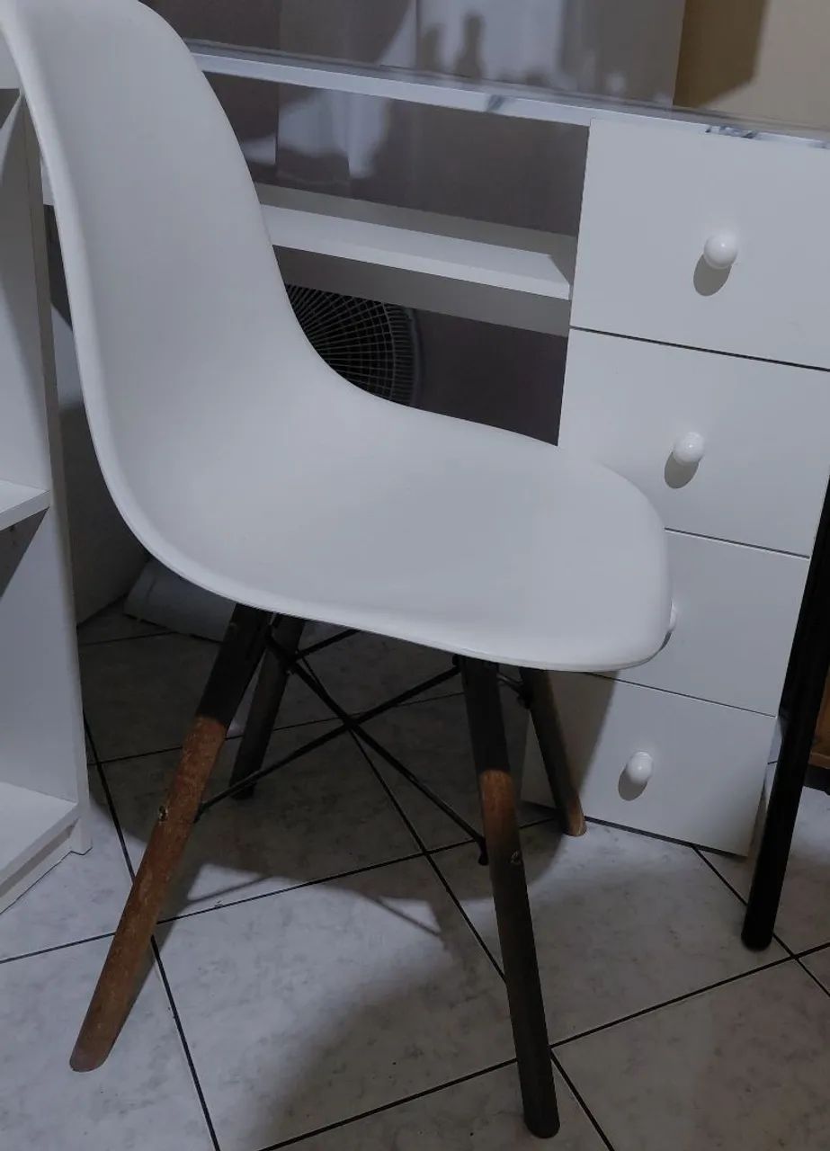 Vendo cadeira perna palito branca 
