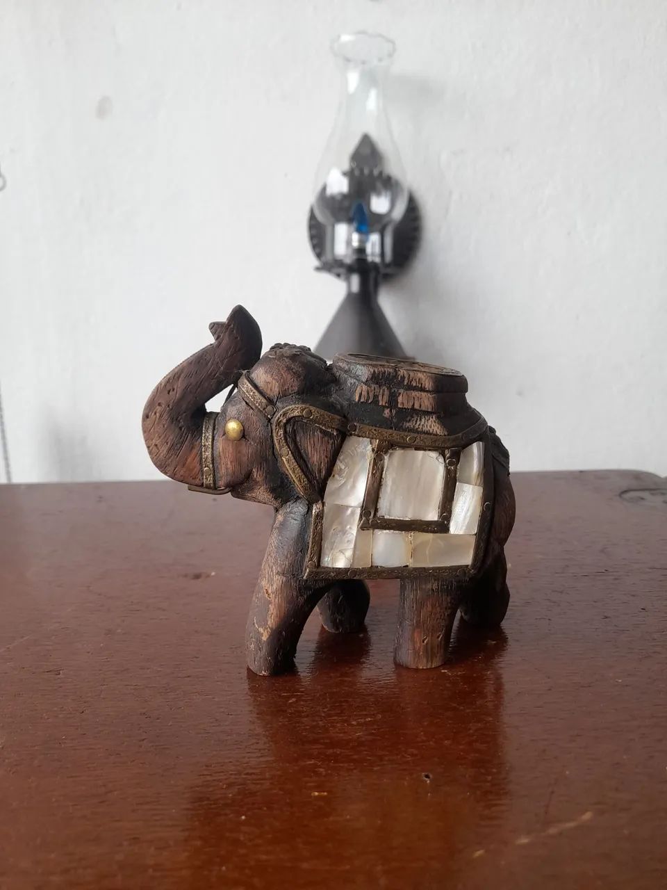 Antigo elefante de madeira madre pérola e latão