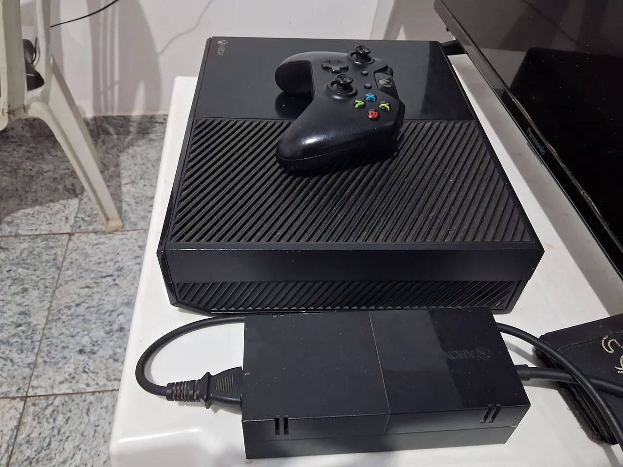 Xbox one com um controle 