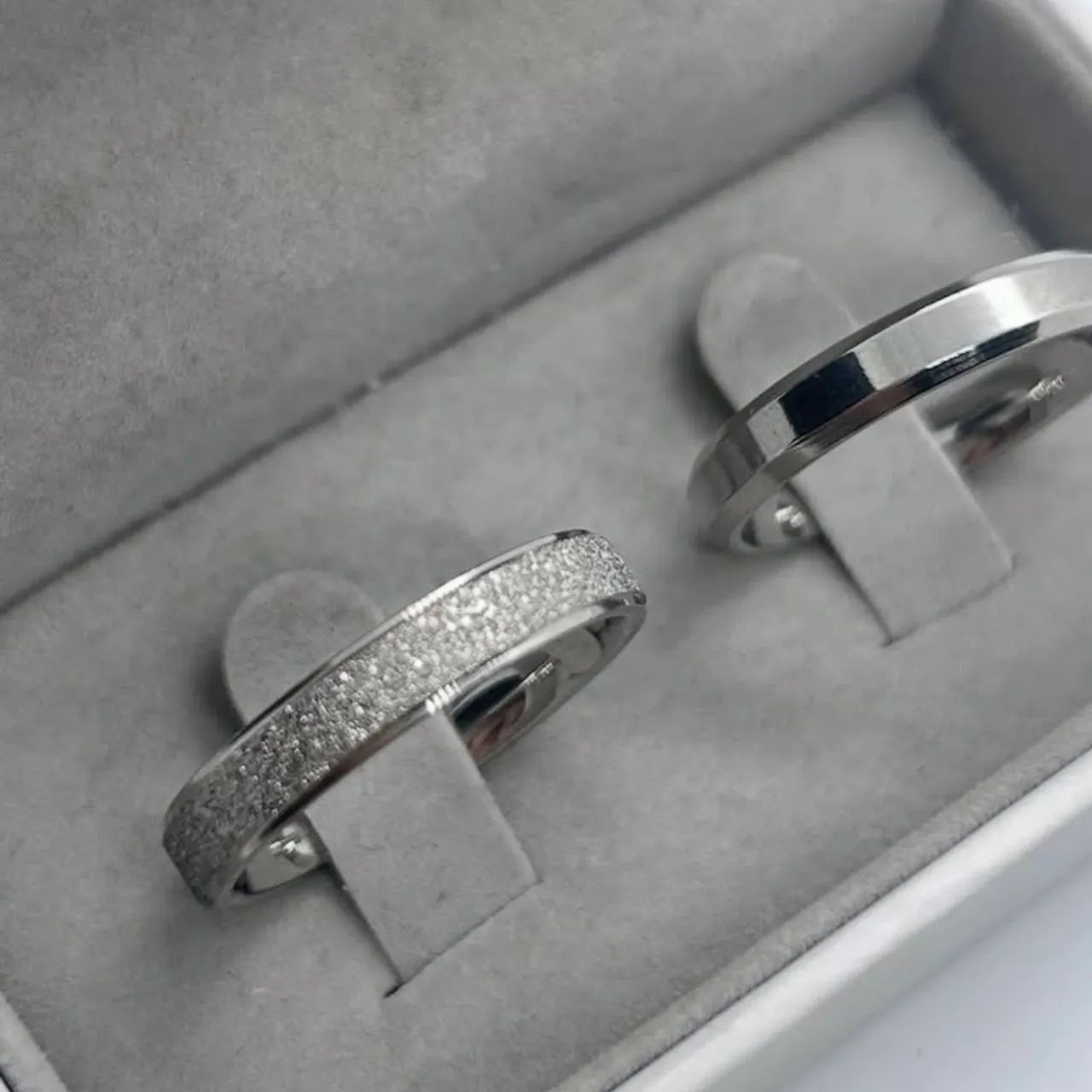 Par de Alianças Prateada Reta 4mm + Diamantada 4mm Anatômicas; Namoro,Compromisso - Foto 2