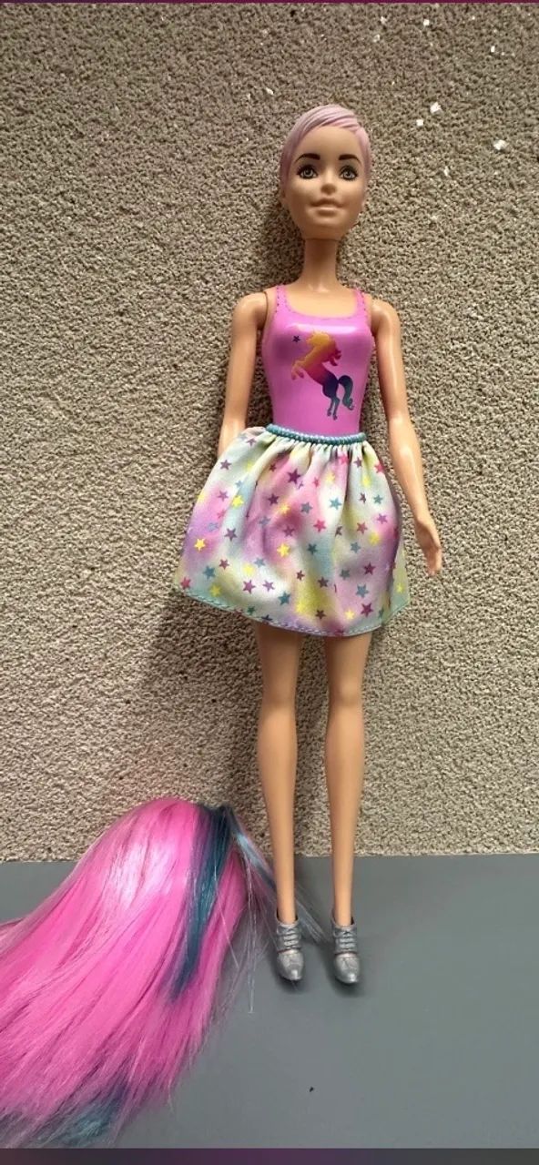 Boneca Barbie color reveal série 1 - original mattel cabelo rosa e vestido de unicórnio - Foto 3