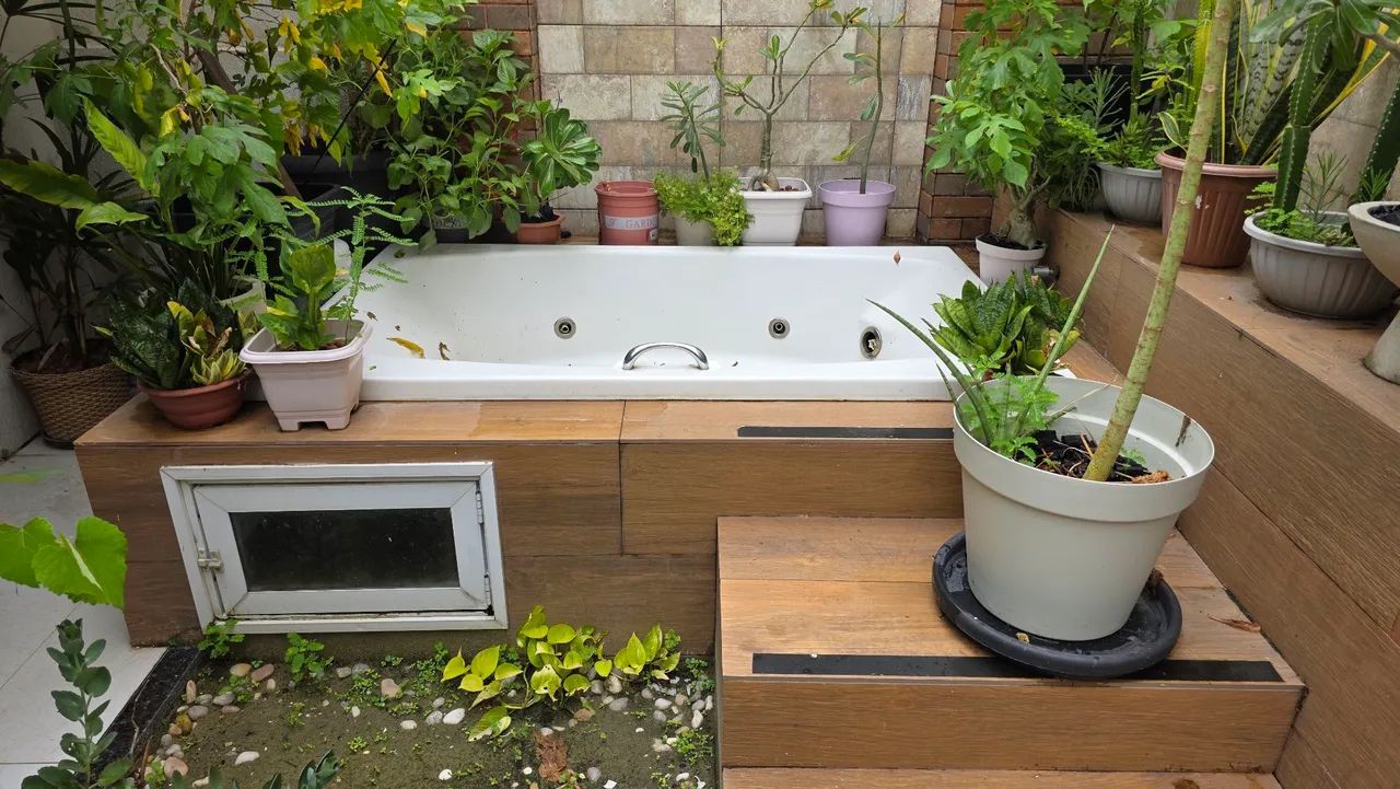 Vendo jacuzzi completa com bomba.