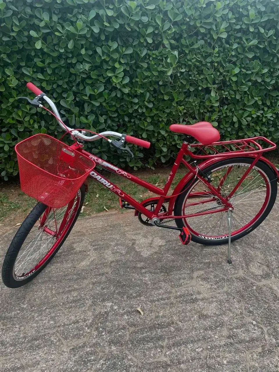 Bicicleta vermelha com nota